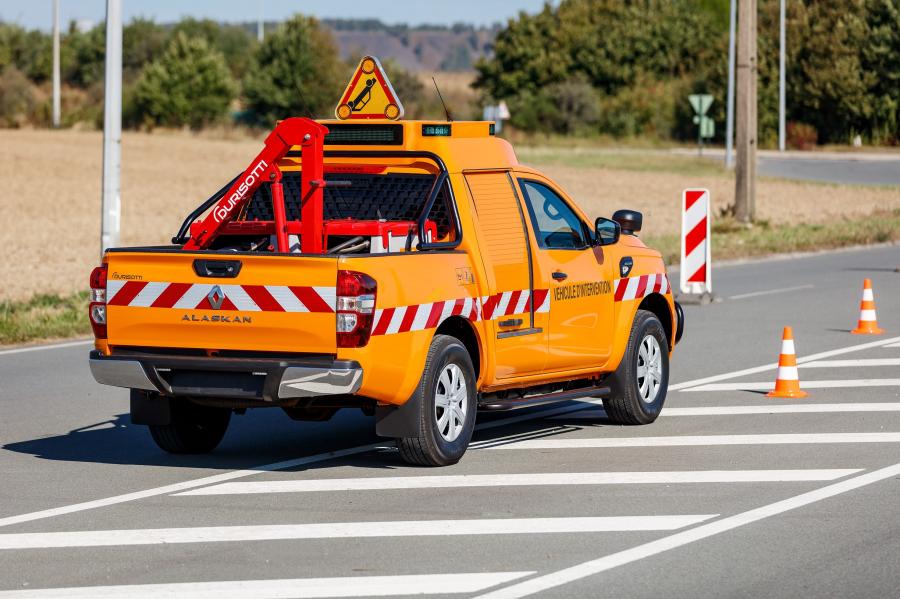  Renault Alaskan Road Safety Patrol by Durisotti 2016 года  (фото 17 из 22)